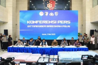 Konferensi pers ungkap kasus jaringan judi online internasional yang digelar di Mabes Polri, Jakarta Selatan, Jumat (2/5/2025) | Sumber Foto: Polri