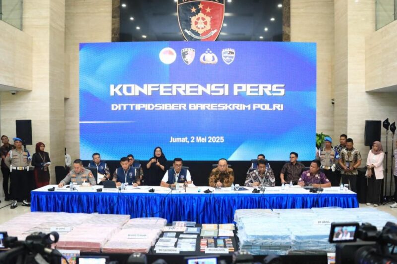 Konferensi pers ungkap kasus jaringan judi online internasional yang digelar di Mabes Polri, Jakarta Selatan, Jumat (2/5/2025) | Sumber Foto: Polri