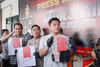 Kasat Reskrim Polres Jombang, AKP Margono Suhendra saat menyampaikan keterangan kepada awak media di Mapolres Jombang, Senin (5/5/2025) | Foto: dok. Polres Jombang