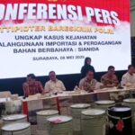 Kepolisian saat menunjukan bukti drum sianida dalam konferensi pers di Surabaya pada Kamis (8/5/2025) | Sumber Foto: Ist/Dimas Ap