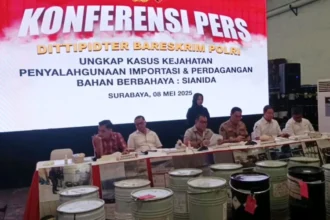 Kepolisian saat menunjukan bukti drum sianida dalam konferensi pers di Surabaya pada Kamis (8/5/2025) | Sumber Foto: Ist/Dimas Ap