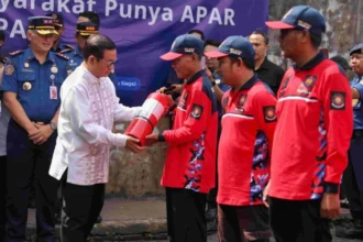 Gubernur DKI Jakarta Pramono Anung saat meninjau kesiapan peralatan pemadam kebakaran di RT 01/RW 01, Kelurahan Sukabumi Utara, Kebon Jeruk, Jakarta Barat, Jumat (9/5/2025) | Sumber Foto: Pemprov DKI