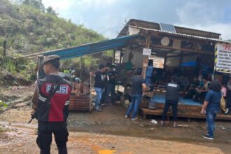dok. Polisi melakukan penindakan dugaan praktik pungutan liar (Pungli) di Jalur Seba-seba, Desa Ululere, Kecamatan Bungku Timur, Kabupaten Morowali, Sulawesi Tengah, Rabu (7/5/2025) | Sumber Foto: Hum Res Morowali