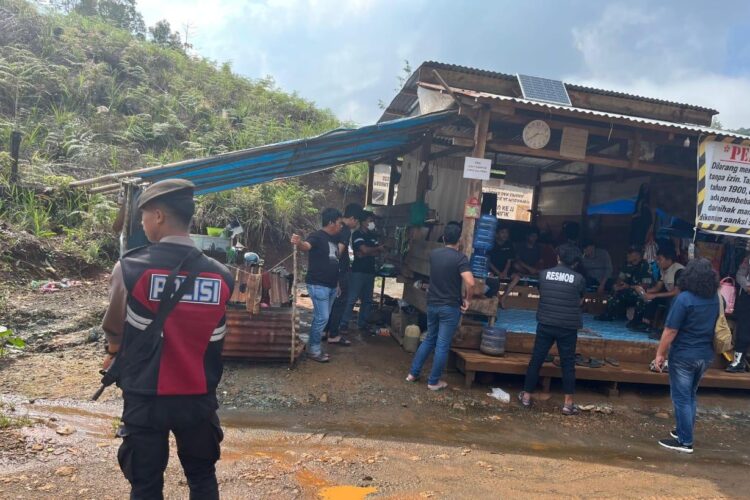 dok. Polisi melakukan penindakan dugaan praktik pungutan liar (Pungli) di Jalur Seba-seba, Desa Ululere, Kecamatan Bungku Timur, Kabupaten Morowali, Sulawesi Tengah, Rabu (7/5/2025) | Sumber Foto: Hum Res Morowali