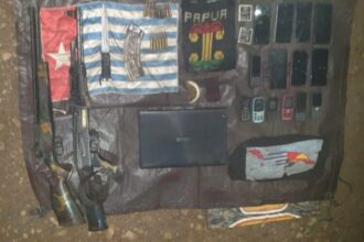 Satgas TNI mengamankan berbagai barang bukti dari Organisasi Papua Merdeka (OPM) | Sumber Foto: Puspen TNI