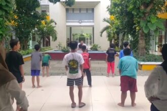 Ilustrasi: Anak-anak binaan Kampung Anak Negeri (Kanri) Surabaya mengikuti olahraga bersama | Sumber Foto: Kanri Surabaya