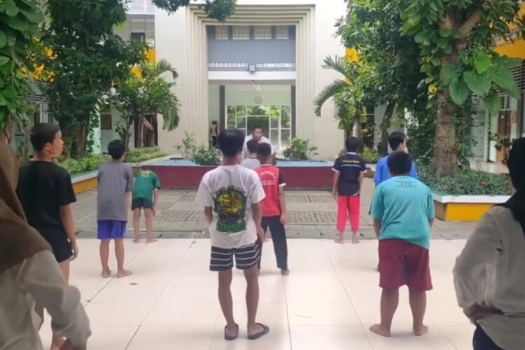Ilustrasi: Anak-anak binaan Kampung Anak Negeri (Kanri) Surabaya mengikuti olahraga bersama | Sumber Foto: Kanri Surabaya
