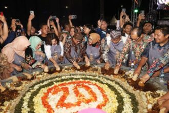 Perayaan 20 tahun Festival Rujak Uleg 2025 di Surabaya Expo Center (SBEC), Sabtu (17/5/2025) malam.
