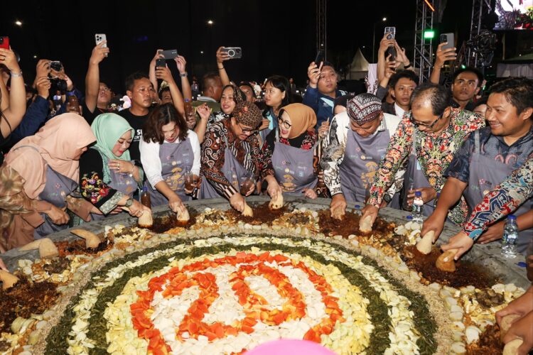 Perayaan 20 tahun Festival Rujak Uleg 2025 di Surabaya Expo Center (SBEC), Sabtu (17/5/2025) malam.
