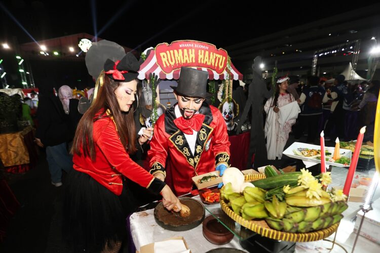 Salah satu peserta Festival Rujak Uleg 2025, yang berlansung di Surabaya Expo Center (SBEC), Sabtu (17/5/2025) malam.