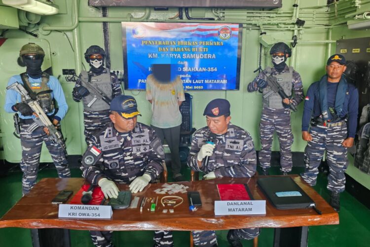 Penyerahan berkas perkara dan barang bukti KM Karya Samudera dari KRI OWA-354 kepada Lanal Mataram | Sumber Foto: Dispen Koarmada II