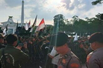Ribuan pengemudi ojol dan sopir taksi online yang tergabung dalam Frontal Jawa Timur menggelar aksi di depan Kantor Gubernur Jawa Timur, Jalan Pahlawan Surabaya, Selasa (20/5/2025) | Foto: Dimas AP/BI
