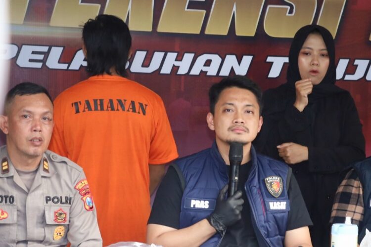 Tersangka pembacokan memakai baju tahanan saat digiring dalam konferensi pers di Polres Tanjung Perak Surabaya, Kamis (22/5/2025) | Foto: Ariandi K/BI