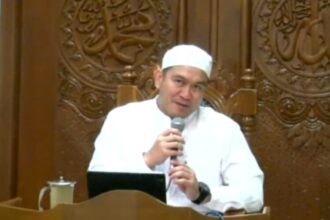 Kapolres Blitar AKBP Arif Fazlurrahman saat menyampaikan tausiah agama usai mengikuti Salat Subuh di Masjid Jami Baitul Mun’im, Desa Sokosewu, Kecamatan Gandusari, Kabupaten Blitar, Sabtu (24/5/2025).