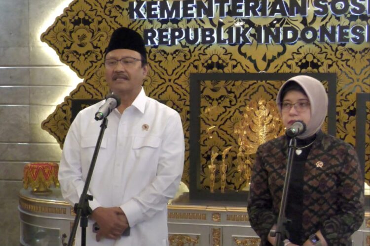 Menteri Sosial Saifullah Yusuf bersama Kepala BPS, Amalia Adininggar Widyasanti, saat menyampaikan keterangan di Kantor Kemensos Jakarta, Rabu (28/5/2025) petang | Sumber Foto: Hum Kemensos