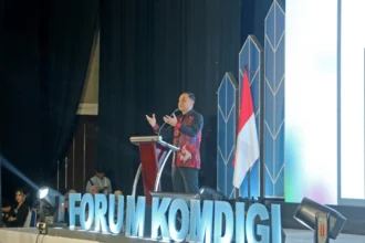 Wali Kota Surabaya Eri Cahyadi menyampaikan sambutan dalam Forum Komdigi Munas APEKSI 2025 di Grand City Surabaya, Rabu (7/5/2025) | Sumber Foto: Pemkot Surabaya