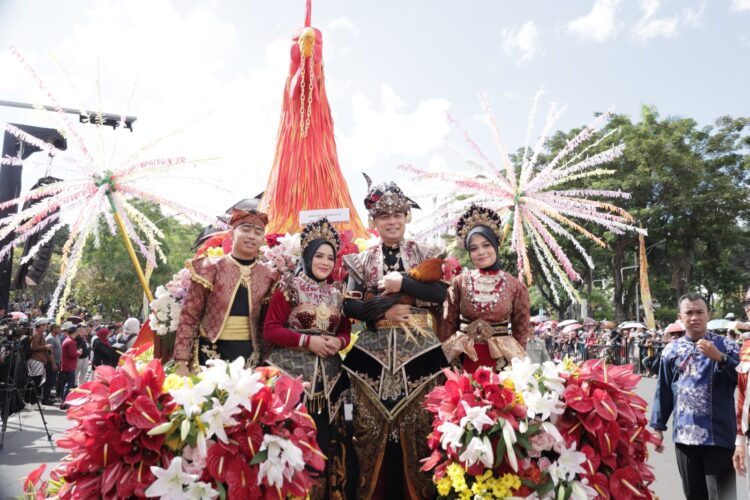 Wali Kota Surabaya Eri Cahyadi mengenakan kostum tokoh legendaris Sawunggaling, didampingi oleh Ketua TP PKK Surabaya, Rini Indriyani (Ist)