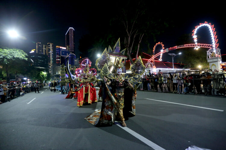 Karnaval Budaya menutup rangkaian Munas VII APEKSI 2025 di Kota Surabaya, Jumat, (9/5/2025) malam.