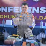 Polisi menunjukan sejumlah barang bukti yang berhasil disita dari lokasi penggerebekan judi kasino berkedok tempat futsal dan billiard di Bandung | Sumber Foto: Polda Jabar