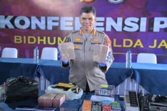 Polisi menunjukan sejumlah barang bukti yang berhasil disita dari lokasi penggerebekan judi kasino berkedok tempat futsal dan billiard di Bandung | Sumber Foto: Polda Jabar