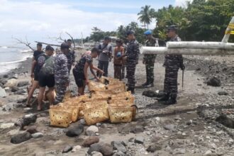 Petugas mengamankan barang bukti ratusan ayam ras asal Filipina | Sumber Foto: Dispen Koarmada II