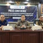 Sekretaris Utama BKKBN Prof. Budi Setiyono (tengah) menyampaikan keterangan pers terkait kegiatan Internalisasi PJPK 2025-2029, di Kota Surabaya, Kamis (12/6/2025) | Sumber Foto: T1/BicaraIndonesia.id