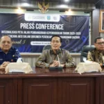 Sekretaris Utama BKKBN Prof. Budi Setiyono (tengah) menyampaikan keterangan pers terkait kegiatan Internalisasi PJPK 2025-2029, di Kota Surabaya, Kamis (12/6/2025) | Sumber Foto: T1/BicaraIndonesia.id