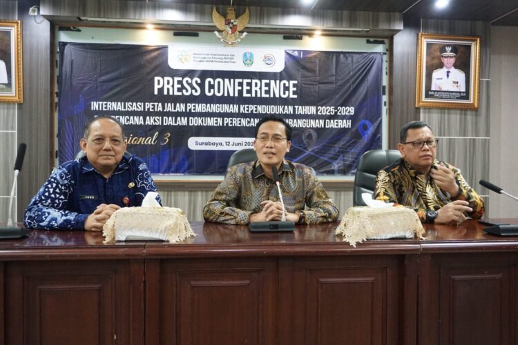 Sekretaris Utama BKKBN Prof. Budi Setiyono (tengah) menyampaikan keterangan pers terkait kegiatan Internalisasi PJPK 2025-2029, di Kota Surabaya, Kamis (12/6/2025) | Sumber Foto: T1/BicaraIndonesia.id