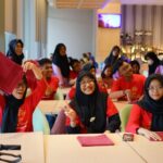 Program ini menghadirkan pelatihan keterampilan dasar di bidang hospitality berupa table setup dan napkin folding | Sumber Foto: Pr/Midtown Residence Surabaya