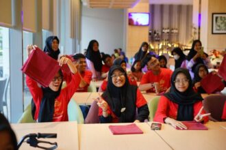 Program ini menghadirkan pelatihan keterampilan dasar di bidang hospitality berupa table setup dan napkin folding | Sumber Foto: Pr/Midtown Residence Surabaya