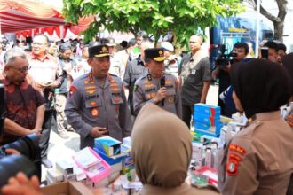 Kapolri Jenderal Listyo Sigit Prabowo saat hadir langsung dalam puncak kegiatan Bakti Kesehatan Polri di Lapangan Polres Metro Bekasi, Senin (16/6/2025) | Sumber Foto: Hum Polri