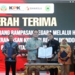 Acara penyerahan hibah di Lobby Lantai 2 Balai Kota Surabaya, Kamis, 19 Juni 2025 | Sumber Foto: Pemkot Surabaya