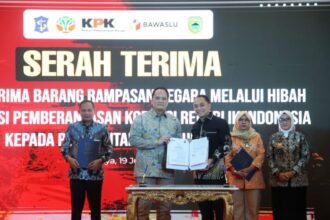 Acara penyerahan hibah di Lobby Lantai 2 Balai Kota Surabaya, Kamis, 19 Juni 2025 | Sumber Foto: Pemkot Surabaya
