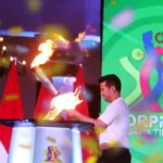 Api obor Porprov Jatim 2025 saat tiba di pelataran utama Gedung Negara Grahadi, Minggu (22/6/2025) malam | Foto: Dap/Ist