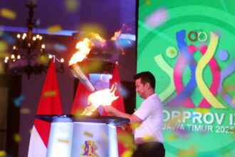 Api obor Porprov Jatim 2025 saat tiba di pelataran utama Gedung Negara Grahadi, Minggu (22/6/2025) malam | Foto: Dap/Ist