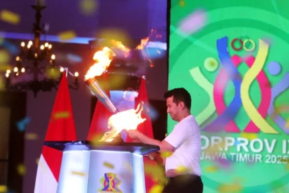 Api obor Porprov Jatim 2025 saat tiba di pelataran utama Gedung Negara Grahadi, Minggu (22/6/2025) malam | Foto: Dap/Ist