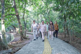 Gubernur DKI Jakarta, Pramono Anung, saat meninjau Hutan Kota Srengseng di Jakarta Barat pada Senin (23/6/2025) | Sumber Foto: Kominfotik DKI