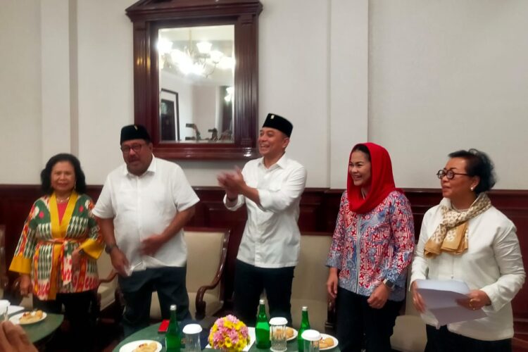 Konferensi pers tablo teater dan musik bertajuk "Imam Al-Bukhari dan Sukarno", di Hotel Majapahit Jalan Tunjungan Surabaya, Jumat (27/6/2025) | Sumber Foto: Dna/BicaraIndonesia.id