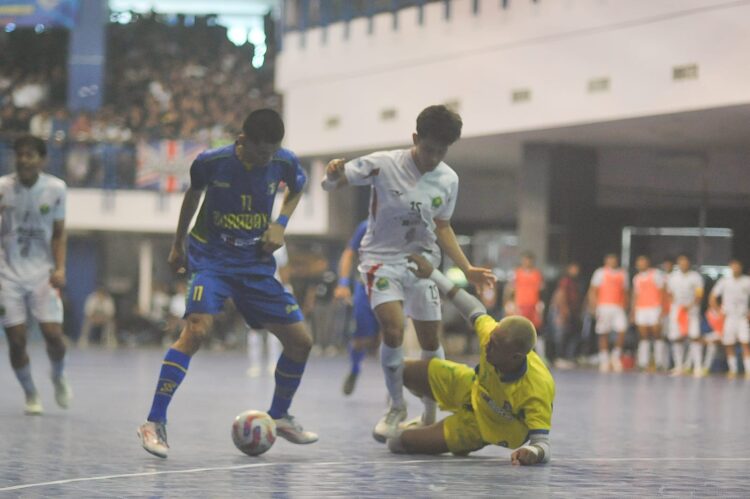 Pertandingan final cabor futsal putra Porprov IX Jawa Timur 2025 antara tim Kota Malang dan Surabaya di Graha Polinema, Kota Malang, Jumat (27/6/2025) | Sumber Foto: Dimas AP/BI