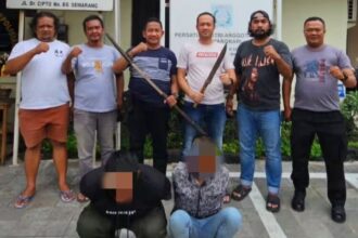 Dua terduga pelaku pemalakan beserta barang bukti senjata tajam saat diamankan polisi | Sumber Foto: Hum/Res