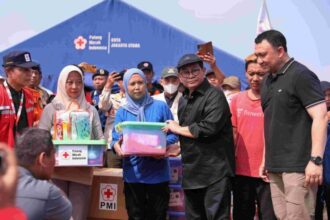 Gubernur DKI Jakarta, Pramono Anung, saat meninjau lokasi pengungsian sekaligus menyerahkan bantuan untuk korban kebakaran pada Minggu (8/6/2025) | Sumber Foto: Pemprov DKI