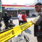 Petugas memasang garis Satpol PP Line terhadap salah satu toko modern di Surabaya, Selasa (10/6/2025) | Sumber Foto: Pemkot Surabaya