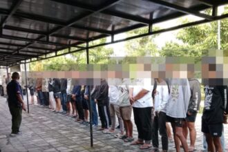Puluhan pemuda yang terjaring patroli Asuhan Rembukan menjalani pembinaan sanksi sosial di Liponsos Keputih Surabaya | Sumber Foto: Pemkot Surabaya