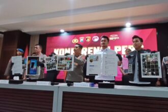 Konferensi pers ungkap kasus grup Facebook 'Gay Khusus Surabaya' di Mapolres Pelabuhan Tanjung Perak, Senin (16/6/2025) | Foto: Dimas AP/Ist
