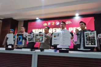 Konferensi pers ungkap kasus grup Facebook 'Gay Khusus Surabaya' di Mapolres Pelabuhan Tanjung Perak, Senin (16/6/2025) | Foto: Dimas AP/Ist