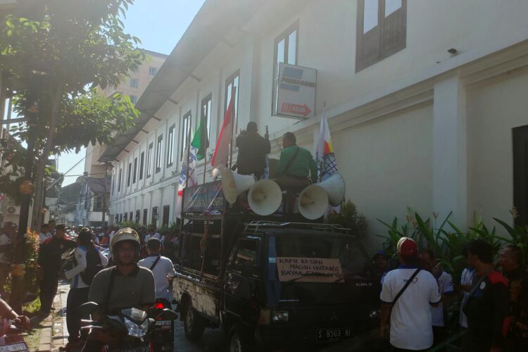 Aksi demonstrasi di depan salah satu bank di Jalan Jembatan Merah Surabaya, Senin (16/6/2025) | Foto: Dimas AP/BI