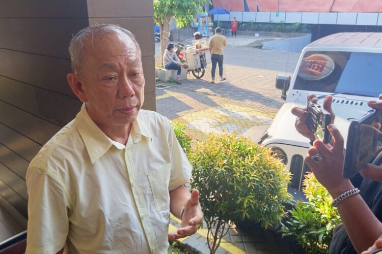Kuasa hukum manajemen PT Pakerin, Alexander Arif, saat memberikan keterangan pers kepada awak media, Senin (16/6/2025) | Foto: Dimas AP/BI