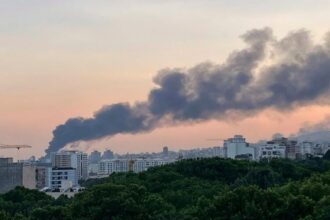 Asap mengepul dari gedung televisi milik pemerintah Iran setelah serangan Israel di Teheran, Iran, pada Senin, 16 Juni 2025 | Sumber Foto: AP/PTI