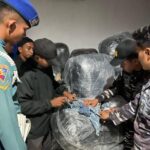 Petugas gabungan saat mengamankan barang bukti berupa 81 koli ballpress Illegal asal Malaysia | Sumber Foto: Dispen Koarmada II