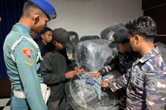 Petugas gabungan saat mengamankan barang bukti berupa 81 koli ballpress Illegal asal Malaysia | Sumber Foto: Dispen Koarmada II